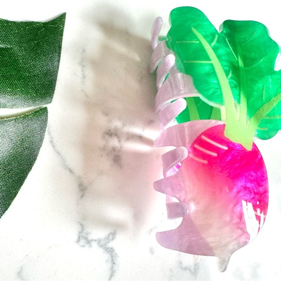 2/$30🌵 Red Radish Beet Claw Clip Hair Accessory Veggie Vegetarian Acrylic NEW - Picture 3 of 9